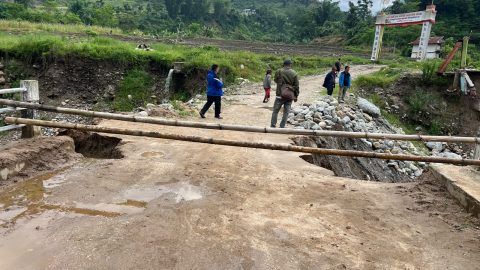 देउमाई खोलाले अस्थायी ड्याम्प बगायो, सदरमुकामसँग माङसेबुङबासीको सम्पर्क विच्छेद