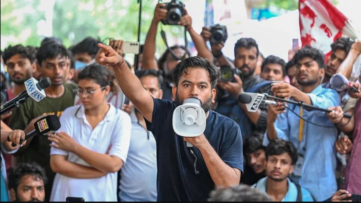कक्रोचले मुम्बईको जेल भर्ने !