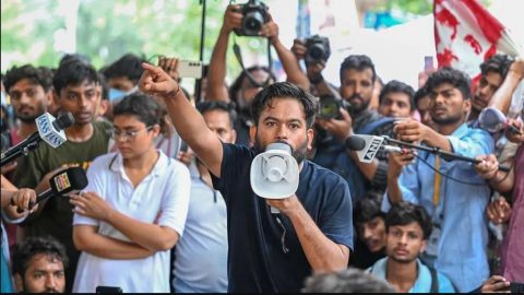 कक्रोचले मुम्बईको जेल भर्ने !